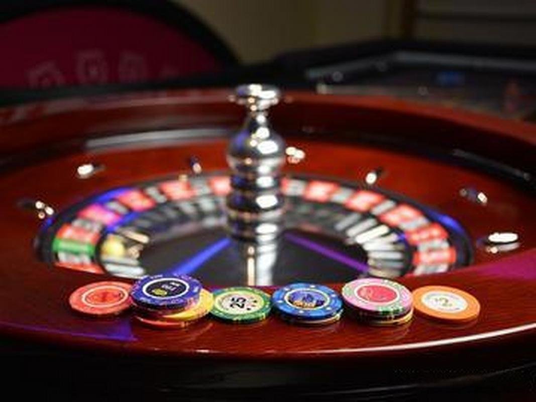 Ruang roulette modern dengan aksen hijau